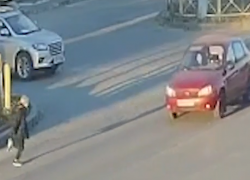 В Волгограде легковушка снесла ребенка на пешеходном переходе: видео