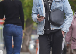 Любитель снимать видео избил девушку на остановке в центре Волгограда