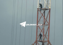 Гигантская заброшенная радиовышка стала развлечением детей в Волгограде 