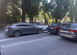 Массовое ДТП с автобусом перекрыло улицу в Волгограде