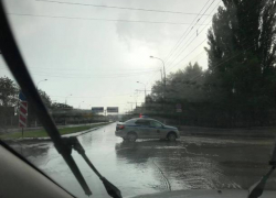 В Волгограде из-за дождя снова перекрыли проспект Ленина