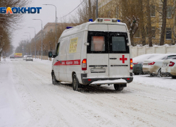 Скорая застряла в нерасчищенном от снега дворе в Волгограде