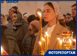 Сотни волгоградцев в мягком мерцании свечей встретили Пасху в соборе  Александра Невского