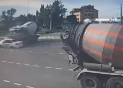 Опубликовано видео жуткой аварии на шоссе Авиаторов в Волгограде с КамАЗом и машиной каршеринга