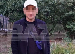 Двенадцатилетнюю волгоградку начал душить незнакомец в подъезде