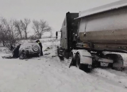 Смертельная авария на снежной трассе под Волгоградом: кроссовер занесло в фуру