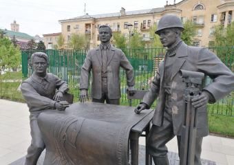 Мужчин со скульптуры в центре Волгограда переодели из женских жакетов: стало хуже