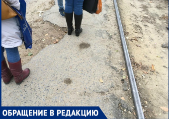 «Стоять либо на дороге, либо на путях»: волгоградцы просят привести в порядок трамвайную остановку у вокзала Волгоград-2