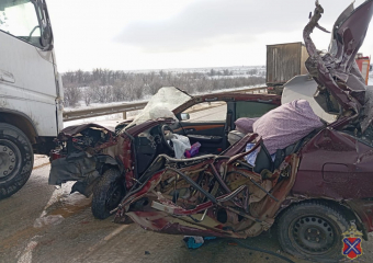 «КамАЗ» снес три легковушки на волгоградской трассе: фото смертельной мясорубки