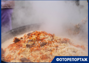 В огромные очереди за вкуснейшим бесплатным пловом на морозе выстроились волгоградцы