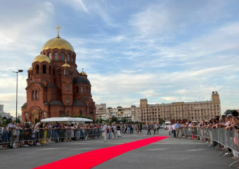 Нонна Гришаева, Сергей Шакуров и другие кинозвезды прошли по красной дорожке в центре Волгограда