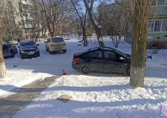 Автомобиль сбил ребенка на ледяной горке во дворе Волгограда
