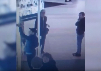 Кража трех iPhone и двойное падение вора в ТЦ Волгограда попало на видео