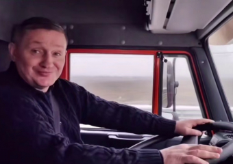 За руль спецтехники сел губернатор Бочаров в первый по-настоящему снежный день 