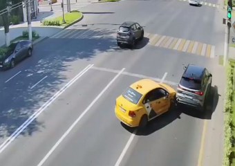 Внезапная вежливость на дороге мгновенно аукнулась ДТП на видео в Волгограде