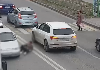 Очень быстрая школьница попала под машину в Волгограде: шок-видео  