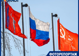 Позорные обтрепыши в меньшинстве, а самый главный пропал: что творится с флагами РФ в Волгограде 