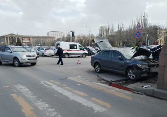 Иномарка влетела в гранит на площади Ленина: видео ДТП в Волгограде