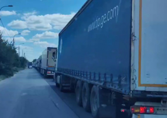 Спасибо за убитые дороги: пробку из фур сняли на видео в Волгограде