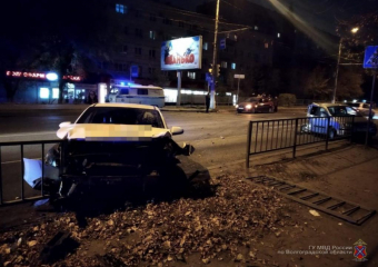 Случайный пешеход и еще два человека пострадали в ДТП с тремя авто на севере Волгограда
