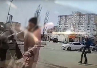 Пронзительный крик и руки на лобовом стекле: иномарка въехала в толпу в Волгограде