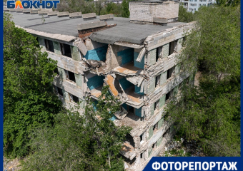 Стена отвалилась 10 лет назад: тревожные снимки заброшенного общежитие Минобороны в Волгограде