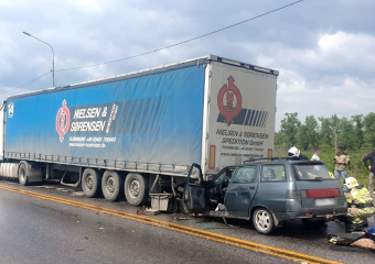 В Волгоградской области легковушка врезалась в грузовик: погиб мужчина и пострадал ребенок