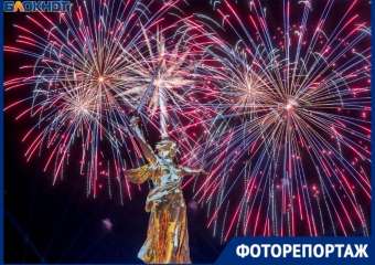 Ради салюта 9 мая на Мамаевом кургане десятки тысяч приехали со всей России