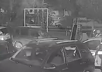 Волгоградец забрался в чужую машину и порезал сидения