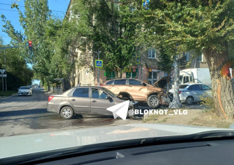 Пирамидкой встали легковушки после столкновения на проклятом перекрестке Волгограда