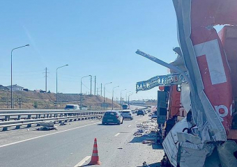 Партию продуктов разбросало на трассе под Волгоградом 