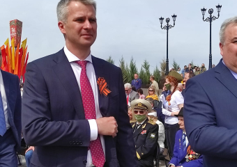 Чиновники, депутаты, военные: фото с трибуны парада Победы в Волгограде