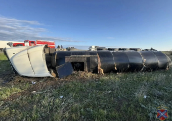 Грузовик вышибла с трассы вылетевшая на встречку легковушка под Волгоградом