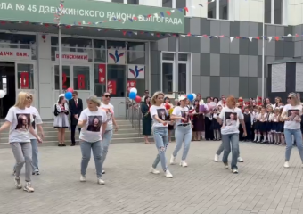 Мамы отожгли на Последнем звонке в Волгограде: «Танцпол везде!»