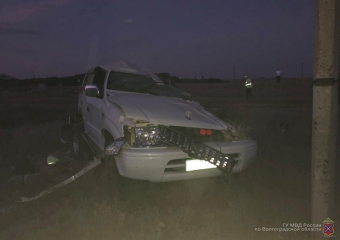 Житель Саратова умер в перевернувшемся Land Cruiser в Волгоградской области