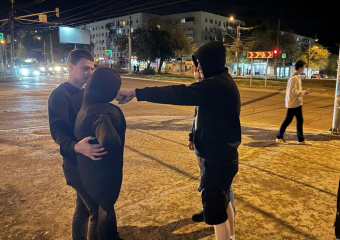 Юноши жестко избили 19-летнего на остановке в Волгограде