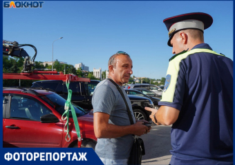 "Думал по-быстрому перекусить": за что в центре Волгограда массово эвакуируют машины 