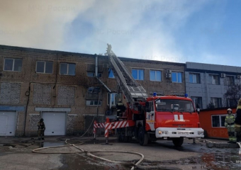 Более сотни человек остановили разгул пожара на складе в Волгограде