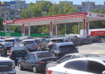 Бензиновые очереди растянулись в Волгограде 