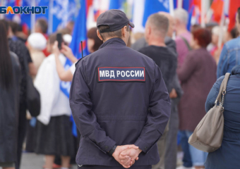 Полицейский уволен после слива видео с пытавшимся порезать однокласснице горло в Иловле