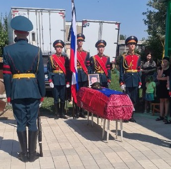Все село под Волгоградом собралось на похороны погибшего в спецоперации ефрейтора Романа Назаренко