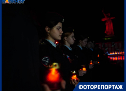 До мурашек: огенно-красное зарево и тысячи свечей зажглись на главной высоте страны