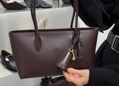 Мех, кожа, замша и «карамель»: стилист рассказала о «сумчатых» трендах