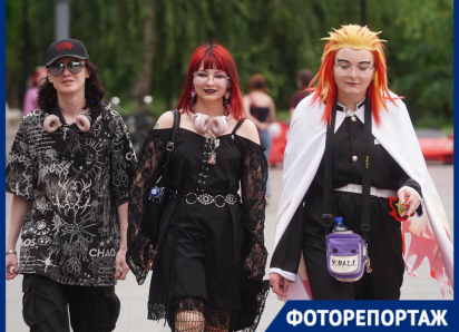 Толпы странно одетых людей шокировали горожан в центре Волгограда