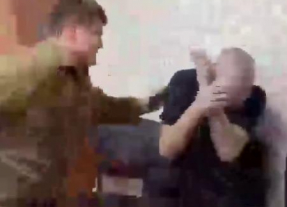 «Побил и правильно сделал»: Кадыров показал на видео, как сын избивал сжегшего Коран волгоградца  