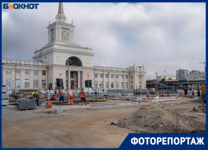 «Так и хочется забить эти гвозди»: частокол из фонарей-штанг взбесил волгоградских эстетов у ж/д вокзала