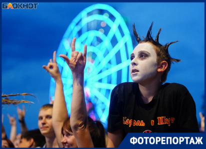 Сотни фанатов «Горшка» в день его смерти собрались в необычных костюмах в центре Волгограда 