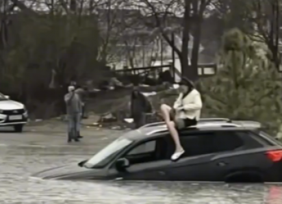 На крыше Volkswagen спаслась девушка от потопа в Волгограде: «Колёса оторвались, машина поплыла»