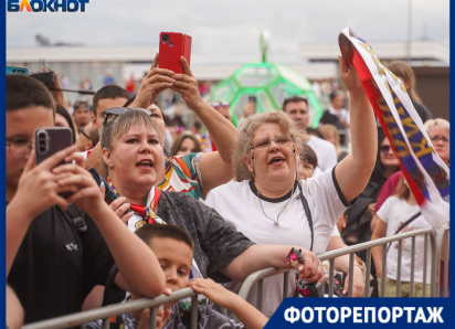 Три красавца устроили тысячам волгоградок телепорт в беспечную юность