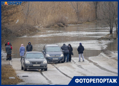 Вышедшая из берегов река топит машины в Волгограде, проезд закрыт 